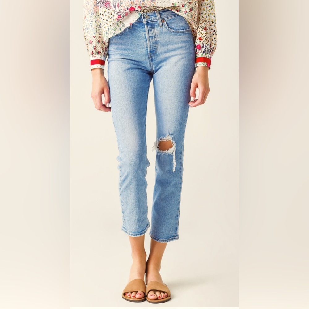 Levi’s Premium Wedgie Straight Distressed Cropped Jeans​​